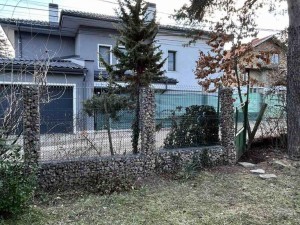 Installation of a 3D panel fence on a ready-made gabion base in Kambanite Installation of a 3D panel fence on a ready-made gabion base in Kambanite