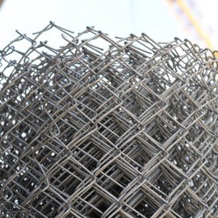 Цинкованная плетёная заборная сетка H- 2.0м х10м. ячейка 45ммх45мм, d2.4мм.  Цинкованная плетёная заборная сетка H- 2.0м х10м. ячейка 45ммх45мм, d2.4мм.