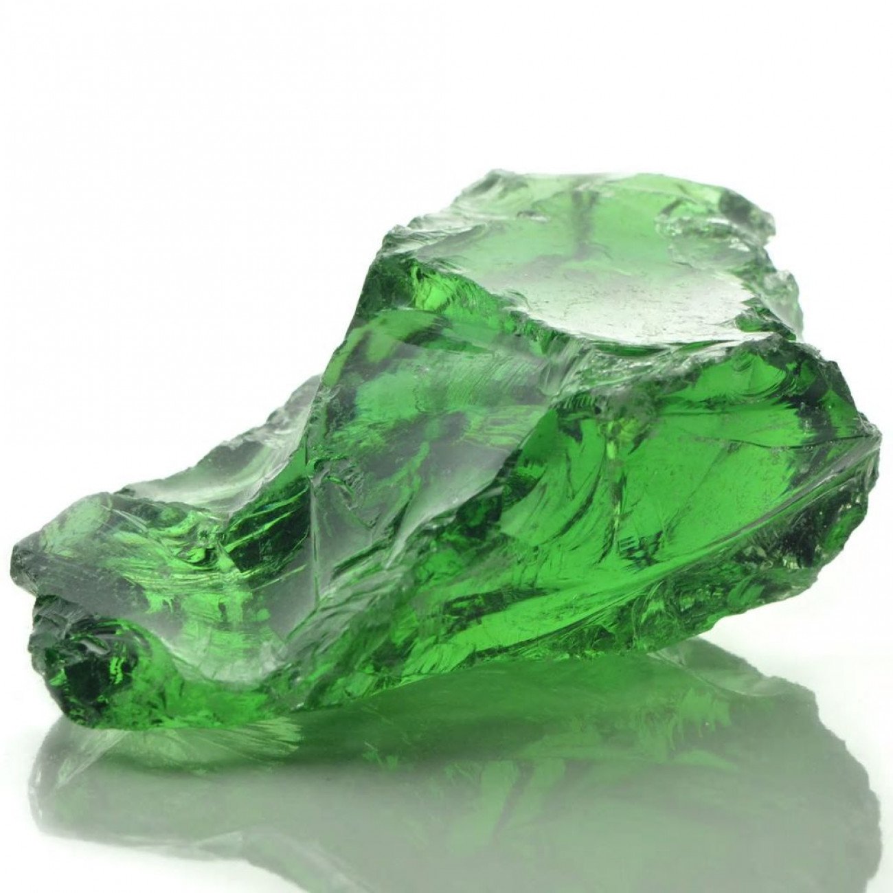 Стекло природный материал. Стеклянные камни. Стеклянные камни зелёные. Природное стекло камень. Камень зелёное стекло.