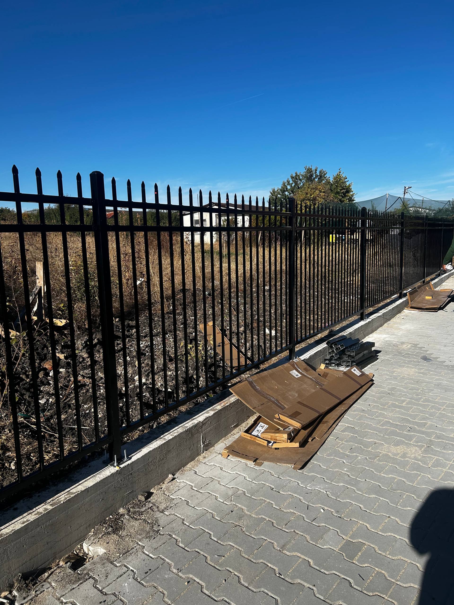 Metal fence installation along the driveway in Herakovo